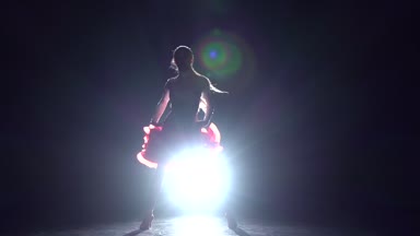 Kız dans rumba. Ağır çekim