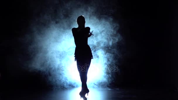 Cha-cha-cha danza in studio, silhouette. Rallentatore — Video Stock