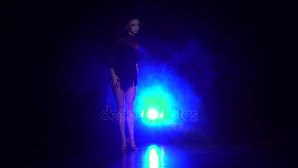 여자 춤 요소 년 룸 바 댄스 스튜디오에서 슬로우 모션 — 비디오