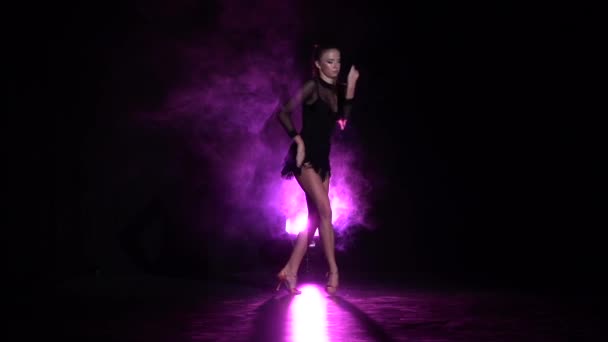 La danseuse exécute des danses latines en studio. Mouvement lent — Video