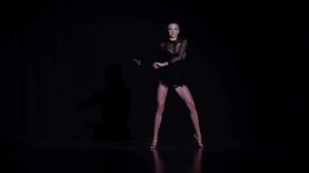 Meisje dansen latina elementen in de studio, zwarte achtergrond. Slow motion — Stockvideo