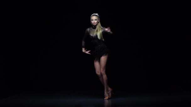 Dziewczyna taniec samba w studio, czarne tło. Zwolnionym tempie — Wideo stockowe