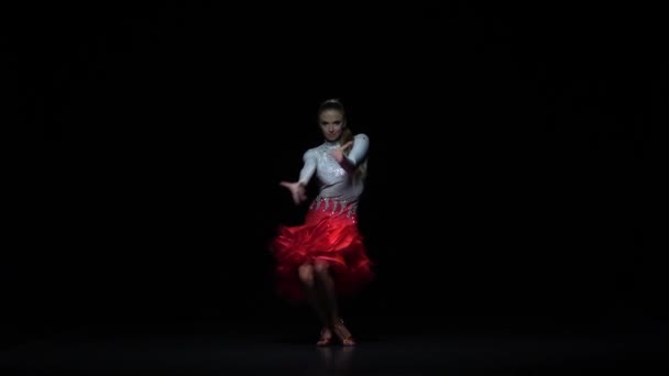 Chica bailando rumba, fondo oscuro. Movimiento lento — Vídeo de stock