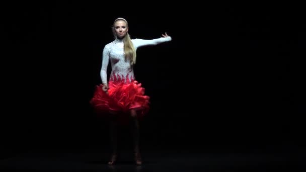 Nő, tánc bálterem-sport tánc, sötét háttér előtt. Lassú mozgás — Stock videók