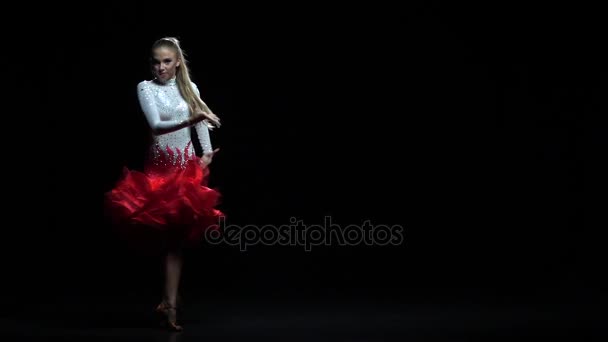 Mujer bailando rumba dance, fondo oscuro. Movimiento lento — Vídeos de Stock