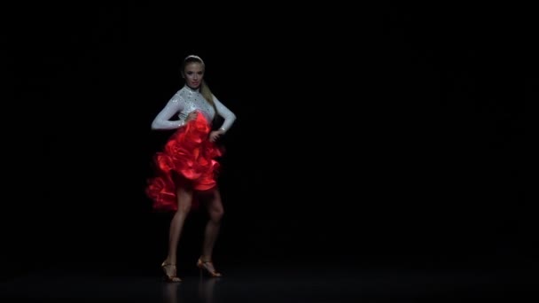 Menina encantadora dança salsa elementos, fundo escuro. Movimento lento — Vídeo de Stock