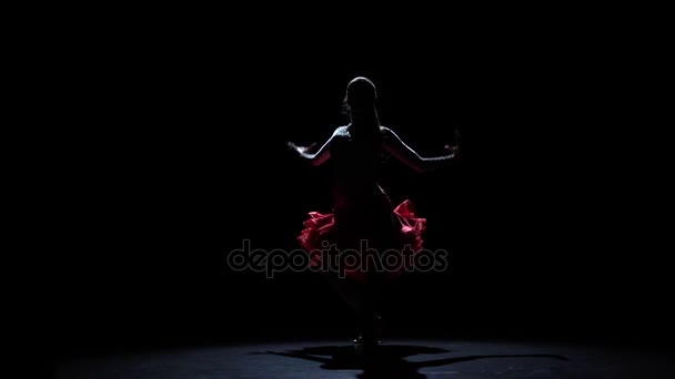 Meisje dansen gepassioneerd samba dance, silhouet. Slow motion — Stockvideo