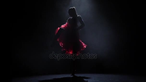 Dansende meisje silhouet met rook op een donkere achtergrond. Slow motion — Stockvideo
