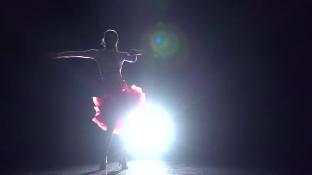 Meisje dansen cha-cha-cha. Slow motion — Stockvideo