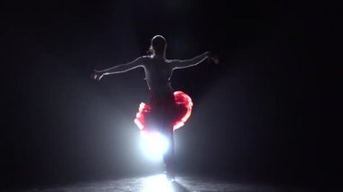 Kız dans samba. Ağır çekim