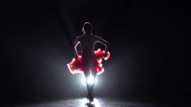 Kız dans latino. Ağır çekim