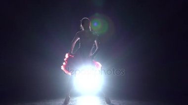 Işık ışık ile karanlık bir arka plan üzerinde Samba dans kız. Ağır çekim