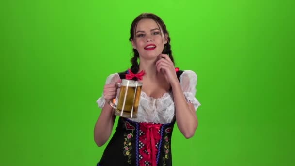 Bir bardak bira elinde dans ve başparmak gösteren kız — Stok video