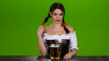 Bavyera kılık kız Oktoberfest bira içenlere kutluyor ve çağırıyor. Yeşil ekran