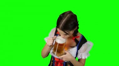 Bir bira içmek Ulusal Bavyera kılık kız. Yeşil ekran