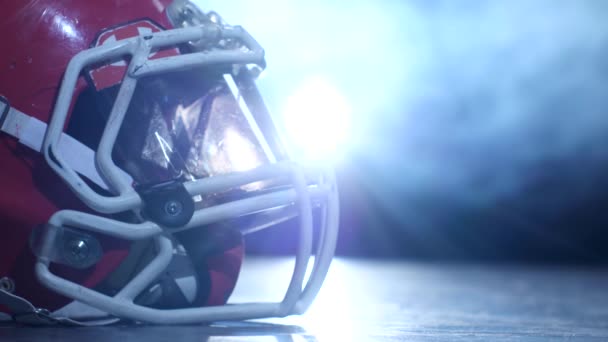 Casco jugadores de fútbol americano en el fondo de humo. Clous arriba — Vídeo de stock