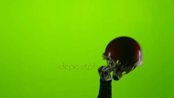 La mano de los jugadores levanta un casco protector rojo. Pantalla verde — Vídeos de Stock