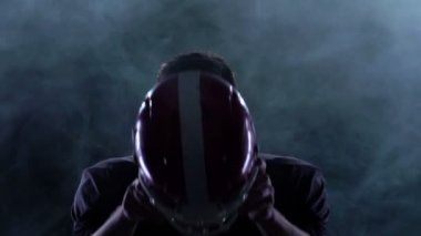 Futbol kaskı duman kafasına koyar. Ağır çekim