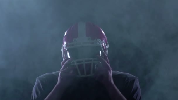 Il football gli toglie il casco dalla testa nel fumo. Rallentatore — Video Stock