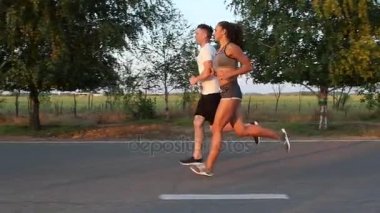 Genç bir çift bir sabah dürtmek için eğleniyor. Ağır çekim