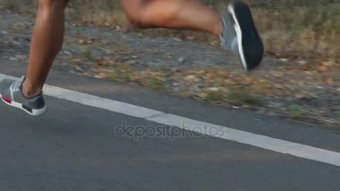 Bir sabah dürtmek için kısa şortlu sporcumuz. Ağır çekim