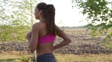 Çalıştırın. Açık havada pratik sporcumuz. Yan görünümü. Ağır çekim