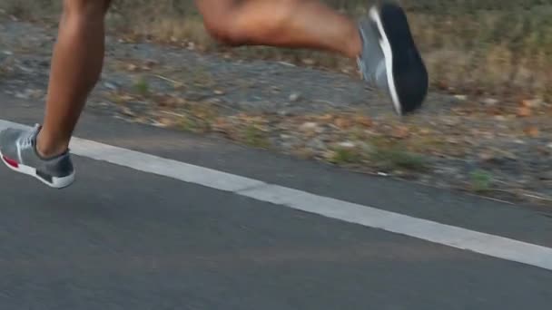 Desportista em shorts curtos para uma corrida matinal. Movimento lento — Vídeo de Stock