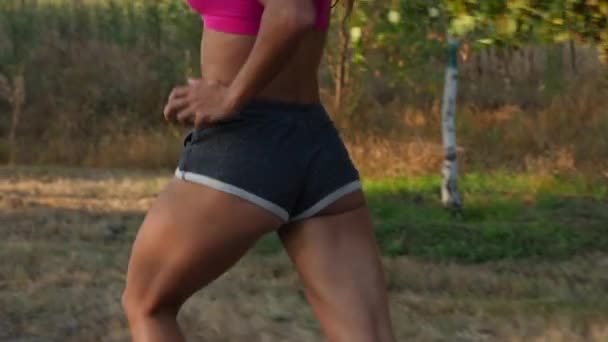 Chica en pantalones cortos para correr por la mañana. Movimiento lento — Vídeos de Stock