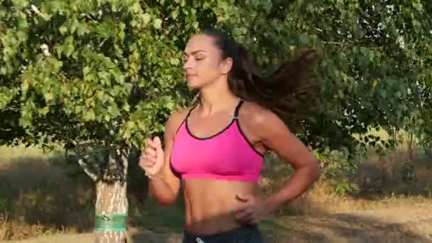 Una ragazza sportiva corre per strada. Rallentatore — Video Stock