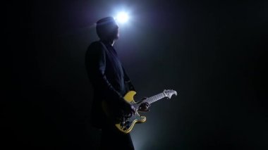 Elektro gitar sarı renk. Adam bir konser gerçekleştirir. Ağır çekim