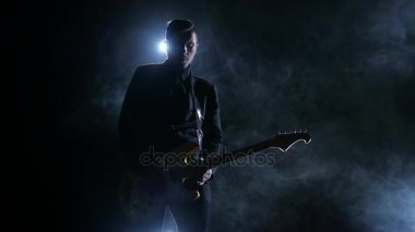 Bir adam bas gitar çalmaya. Ağır çekim. Stüdyo