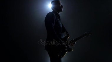 Adam bir konser gerçekleştirir. Elektro gitar sarı renk