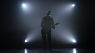 Gitarist karanlık Studio hızlı bir melodi çalar