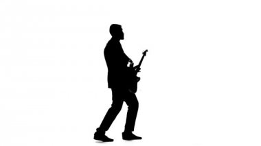 Gitarist hızlı melodi elektrik gitarda çalıyor. Siluet. Stüdyo