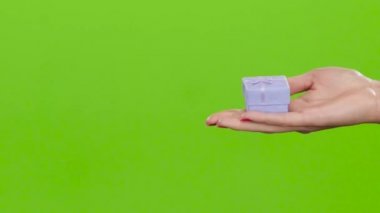 Küçük bir kutuda vermek kız eller mevcut.