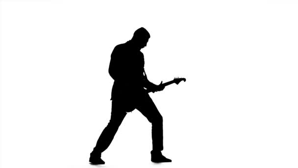 Silhouet van een gitarist. Het spelen van het instrument. Slow motion — Stockvideo