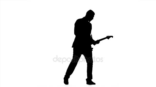 Profesionální hudebník hraje kytara rychle naladit. Zpomalený pohyb. Silueta — Stock video