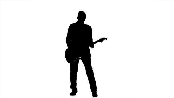 Mann gibt Konzert auf E-Gitarre. Zeitlupe. Silhouette — Stockvideo