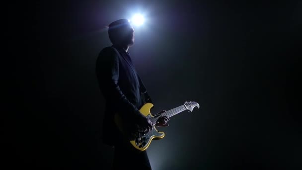 Желтый цвет электрогитары. Мужчина выступает с концертом. Медленное движение — стоковое видео