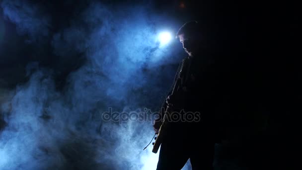 Μπάσο κιθάρα. Παίζοντας επαγγελματίας μουσικός σε ένα σκοτεινό στούντιο καπνού — Αρχείο Βίντεο