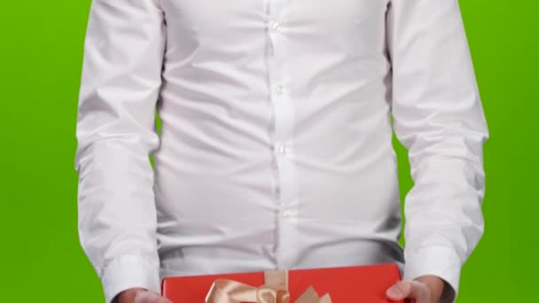Chlap drží v krabici s dárkem. Detailní záběr — Stock video