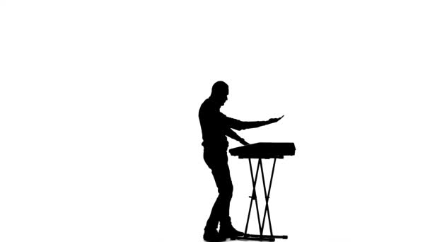 Mann spielt schnellen Musik-Synthesizer. Silhouette auf weißem Hintergrund — Stockvideo