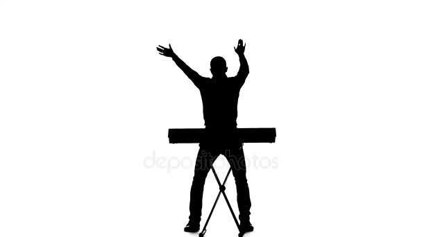 Man dj dancing and singing at the piano sounds. Silhouette — Stock Video