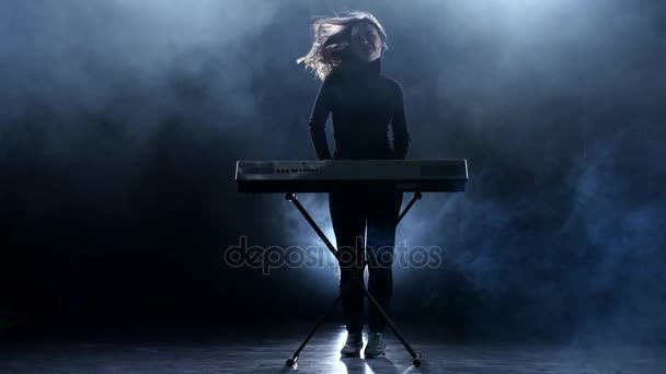 Музыкантка играет на пианино. Студия. Дым — стоковое видео