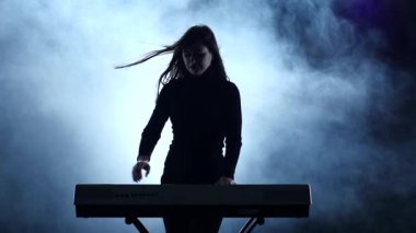 Elektronik piyano. Müzik dans kadın oynadı. Ağır çekim. Stüdyo
