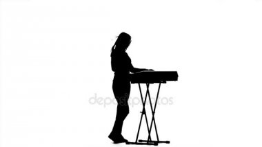 Siluet elektronik piyano çalan müzisyen kız. Ağır çekim