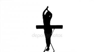 Elektronik klavye oynayan kız dj. Siluet. Ağır çekim