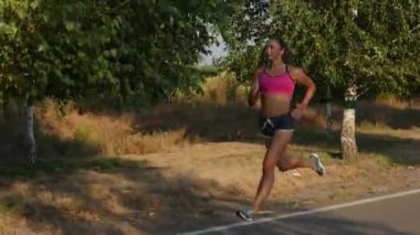 Kız yolun kenarı boyunca çalışır. Çalışan tren