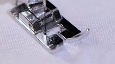 Dikiş iğnesi figürlü dikiş yapar. Ağır çekim