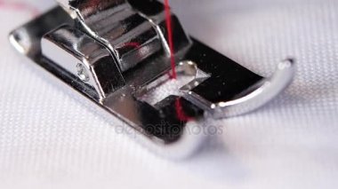 Dikiş makinesi özgün dikiş ince kırmızı iplik gerçekleştirir. Ağır çekim